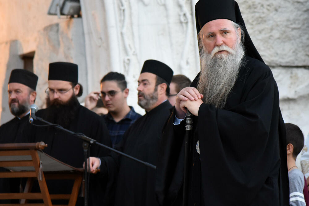 ISTORIJSKI REVIZIONIZAM, VLAST I SPC: Bronzano društvo