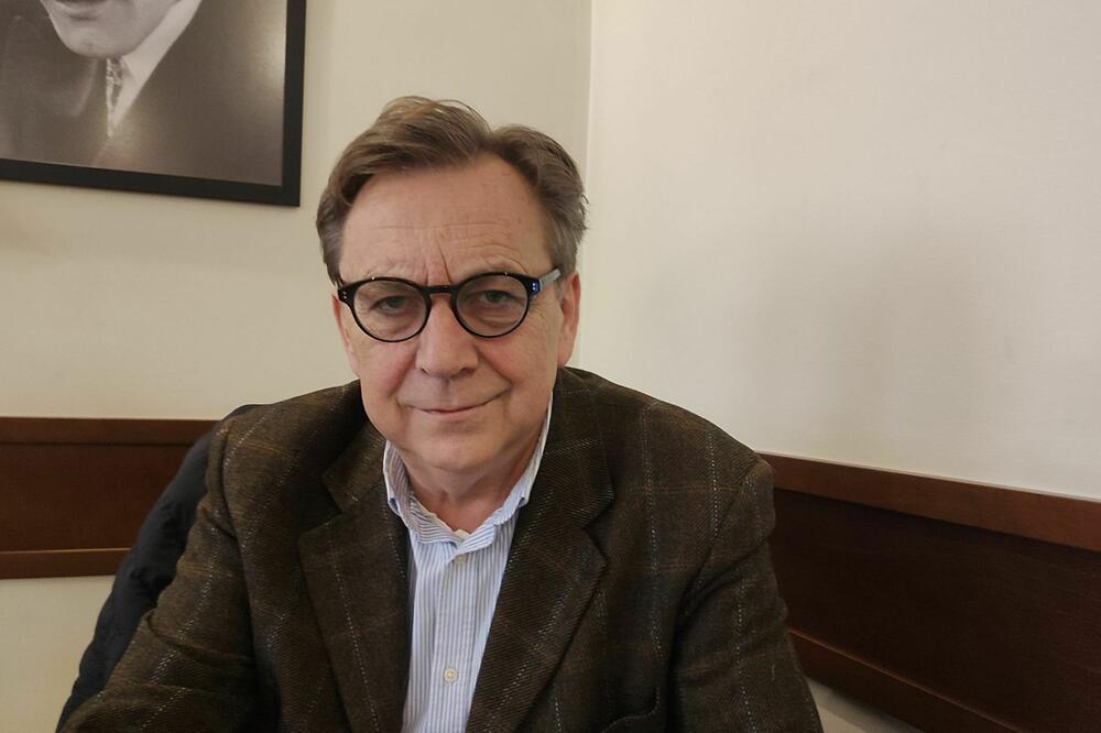 TIHOMIR STANIĆ, GLUMAC: Nijesmo se mi umiješali u politiku, nego ona u sve